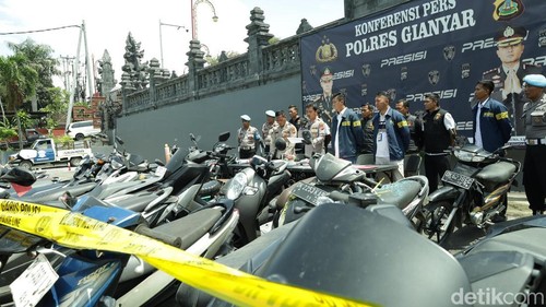 Konferensi pers pengungkapan kasus kriminalitas di Mapolres Gianyar, Selasa (10/3/2026). (Foto: Aryo Mahendro/detikBali)