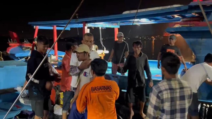 -Korban KM Makmur Jaya yang ditemukan selamat saat proses evakuasi oleh tim SAR (Dok Tim SAR)