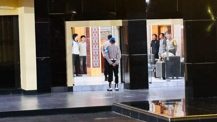 KPK melakukan pemeriksaan terhadap Bupati Rejang Lebong di Mapolres Rejang Lebong