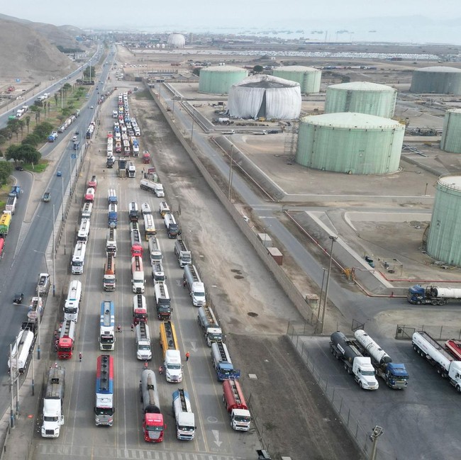 Krisis BBM di Peru! Pipa Gas Bocor, Truk Tangki Antre Panjang di Kilang