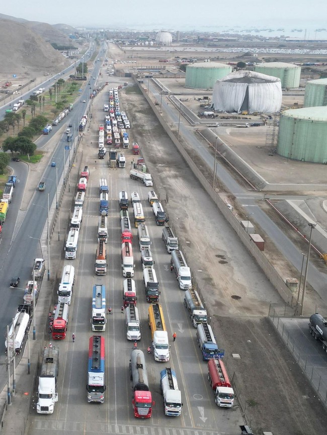 Krisis BBM di Peru! Pipa Gas Bocor, Truk Tangki Antre Panjang di Kilang