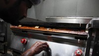 Sejumlah restoran dan hotel di wilayah India selatan pun mulai memperingatkan kemungkinan penutupan operasional apabila pasokan LPG tidak segera pulih. REUTERS/Priyanshu Singh