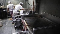 Namun di balik aktivitas tersebut, para pengelola restoran menghadapi tantangan besar. Beberapa tabung LPG terlihat kosong, menandakan menipisnya stok bahan bakar yang dibutuhkan untuk kegiatan memasak. Kondisi ini menjadi gambaran nyata dampak terganggunya distribusi LPG komersial di wilayah tersebut. REUTERS/Priyanshu Singh