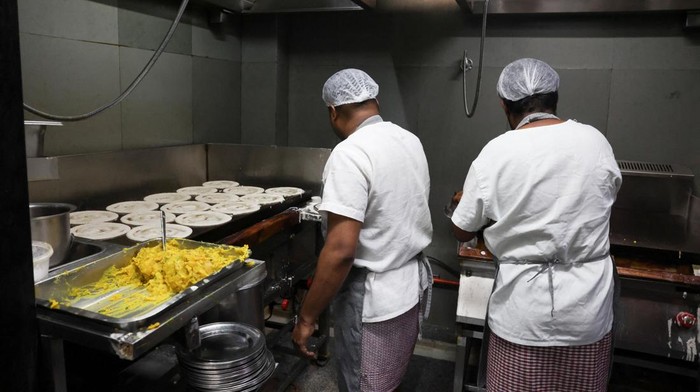 Sejumlah restoran di Bengaluru, India selatan, menghadapi ancaman penutupan sementara akibat terganggunya pasokan LPG komersial. Kondisi ini membuat banyak pelaku usaha kuliner khawatir tidak dapat melanjutkan operasional jika pasokan bahan bakar untuk memasak tersebut tidak segera kembali normal. REUTERS/Priyanshu Singh