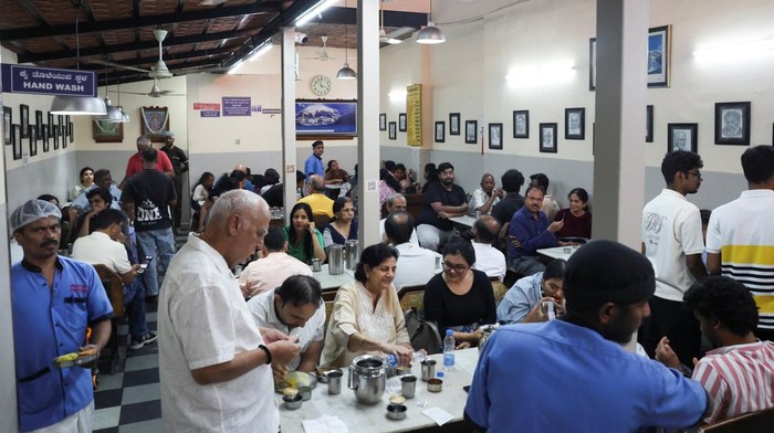 Sejumlah restoran di Bengaluru, India selatan, menghadapi ancaman penutupan sementara akibat terganggunya pasokan LPG komersial. Kondisi ini membuat banyak pelaku usaha kuliner khawatir tidak dapat melanjutkan operasional jika pasokan bahan bakar untuk memasak tersebut tidak segera kembali normal. REUTERS/Priyanshu Singh