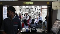 Di salah satu restoran legendaris, Vidyarthi Bhavan, antrean pengunjung terlihat mengular di luar bangunan. Para pelanggan menunggu giliran untuk mendapatkan meja, sementara di dalam restoran para pekerja tetap berusaha melayani pesanan seperti membuat dosa dan berbagai menu khas India selatan. REUTERS/Priyanshu Singh