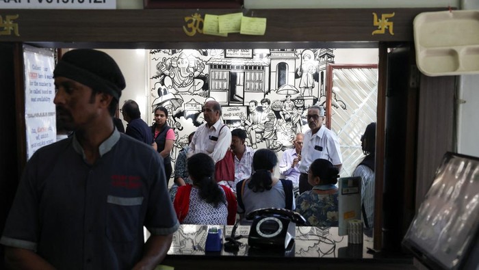 Sejumlah restoran di Bengaluru, India selatan, menghadapi ancaman penutupan sementara akibat terganggunya pasokan LPG komersial. Kondisi ini membuat banyak pelaku usaha kuliner khawatir tidak dapat melanjutkan operasional jika pasokan bahan bakar untuk memasak tersebut tidak segera kembali normal. REUTERS/Priyanshu Singh