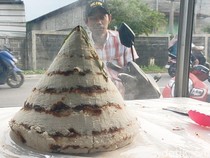 Manisnya Kue Dongkal Betawi Diserbu Pemburu Takjil di Gresik