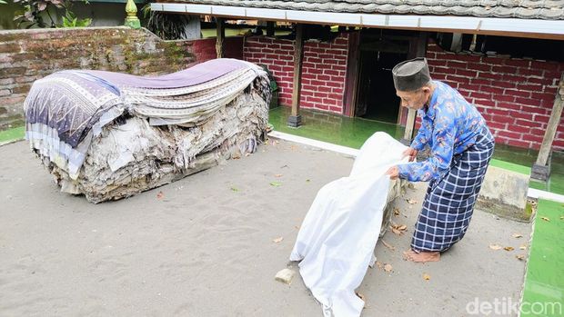 Makam Mbah Lancing di Kebumen Makam Mbah Lancing di Dukuh Kauman, Desa Mirit, Kecamatan Mirit, Kebumen.