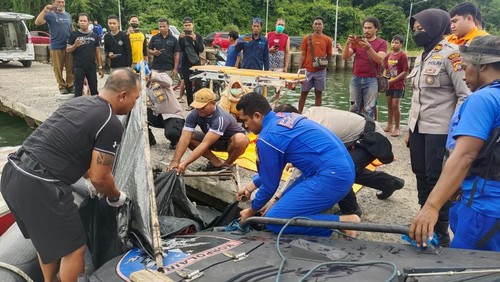 Proses evakuasi mayat pria tanpa identitas ditemukan mengapung di perairan Tanjung Menangis, Kabupaten Sumbawa, NTB, pada Selasa (10/3/2026). (Dok. Sat Polairud Polres Sumbawa)