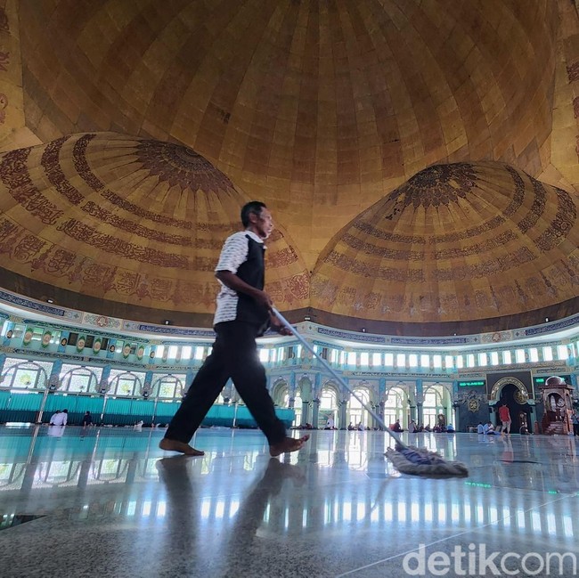 Melihat Masjid dengan Kubah Terbesar Tanpa Tiang di Tangerang