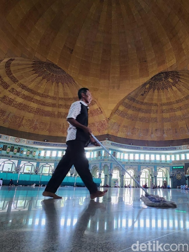 Melihat Masjid dengan Kubah Terbesar Tanpa Tiang di Tangerang