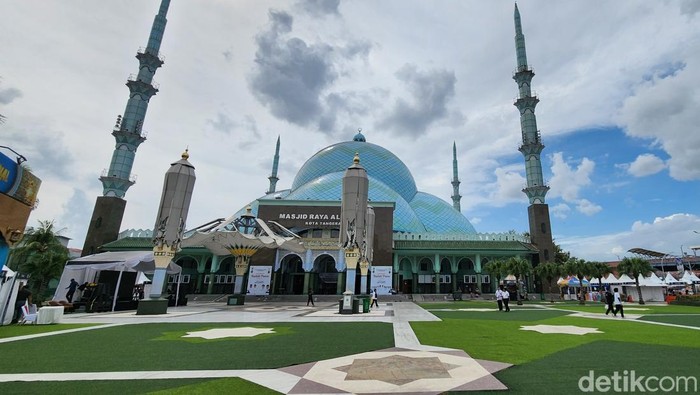 Jamaah melaksanakan salat sunah dan memanjatkan doa di dalam Masjid Raya Al A'zhom, Kota Tangerang, Banten, Selasa (10/3/2026). Masjid megah ini dikenal sebagai salah satu masjid dengan kubah terbesar di dunia yang dibangun tanpa menggunakan tiang penyangga di bagian tengah. Kubah utamanya memiliki diameter mencapai 63 meter dan menjadi daya tarik utama bangunan tersebut.