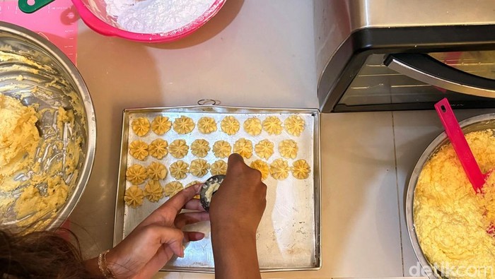 Melihat pembuatan kue kering rumahan di Malang