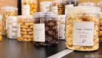 Eta menawarkan berbagai varian kue kering, mulai dari nastar, kastengel, putri salju, hingga choco chip. Namun, sagu keju menjadi produk yang paling banyak diburu pelanggan.