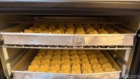 Sejak awal Ramadan hingga saat ini, Eta telah memproduksi ratusan toples kue kering ukuran 600 mililiter untuk memenuhi permintaan pelanggan. Mayoritas pesanan datang dari wilayah Malang Raya, meski ada pula yang berasal dari luar kota.