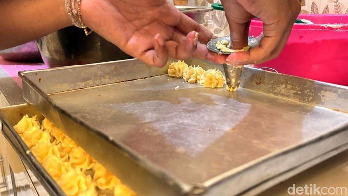 Melihat pembuatan kue kering rumahan di Malang