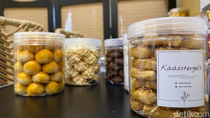 Melihat pembuatan kue kering rumahan di Malang