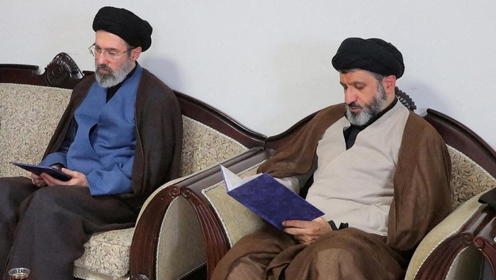 FILE PHOTO: Mojtaba Khamenei, the second son of Iran's Supreme Leader Ayatollah Ali Khamenei, visits Hezbollah's office in Tehran, Iran, October 1, 2024. Office of the Iranian Supreme Leader/WANA (West Asia News Agency)/Handout via REUTERS/File Photo   ATTENTION EDITORS - THIS PICTURE WAS PROVIDED BY A THIRD PARTY. THIS PICTURE WAS PROCESSED BY REUTERS TO ENHANCE QUALITY. AN UNPROCESSED VERSION HAS BEEN PROVIDED SEPARATELY.     TPX IMAGES OF THE DAY