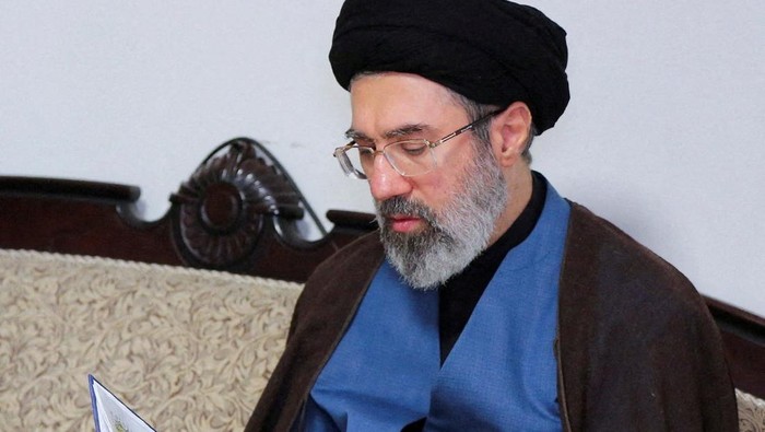 FILE PHOTO: Mojtaba Khamenei, the second son of Irans Supreme Leader Ayatollah Ali Khamenei, visits Hezbollahs office in Tehran, Iran, October 1, 2024. Office of the Iranian Supreme Leader/WANA (West Asia News Agency)/Handout via REUTERS/File Photo