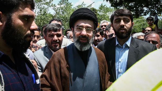 Mengenal Mojtaba Khamenei, Pemimpin Tertinggi Baru Iran 31 May 2019, Iran, Tehran: Mojtaba Khamenei (C), son of Iranian Supreme Leader Ayatollah Ali Khamenei, is pictured during a protest marking the annual al-Quds Day (Jerusalem Day) on the last Friday of the Muslim holy month of Ramadan. Photo: Saeid Zareian/dpa (Photo by Saeid Zareian/picture alliance via Getty Images)