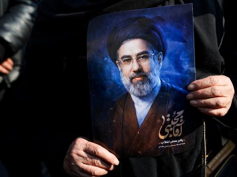 Mengenal Mojtaba Khamenei, Pemimpin Tertinggi Baru Iran Foto Mojtaba Khamenei dibawa oleh seorang warga Iran dalam aksi mendukung pemimpin tertinggi baru negara tersebut