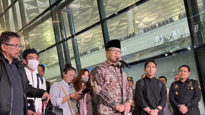 Sebanyak 22 WNI yang dievakuasi dari Iran tiba di Tanah Air. Para WNI diterima oleh Menlu Sugiono di Bandara Soekarno-Hatta, Tangerang, Banten, Selasa (10/3/2026).