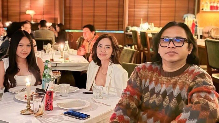 Momen Kompak Masayu Anastasia & Lembu Wiworojati Bareng Anak Semata Wayang