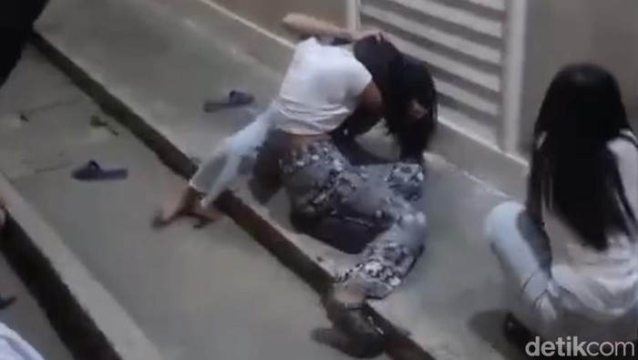 Muda-mudi tawuran antargeng di Tana Toraja.