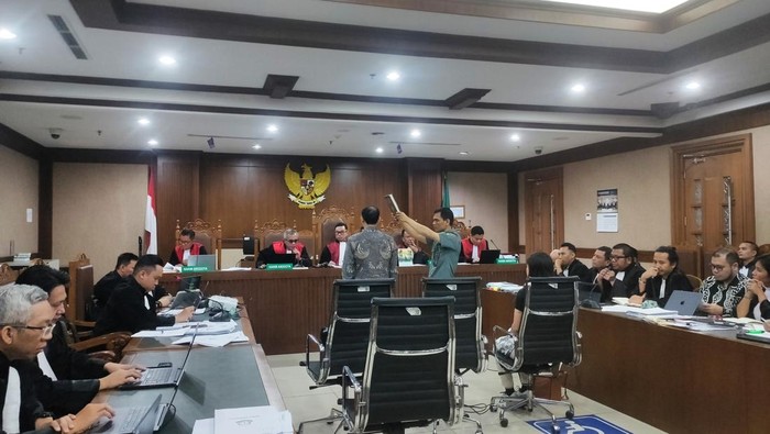 Nadiem Makarim menjadi saksi di sidang kasus korupsi pengadaan laptop. (Mulia-detikcom)