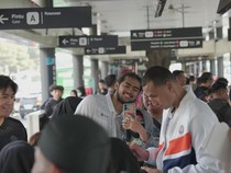 PAM JAYA-Pelita Jaya Bagikan Tumbler, Ajak Warga Kurangi Sampah Plastik