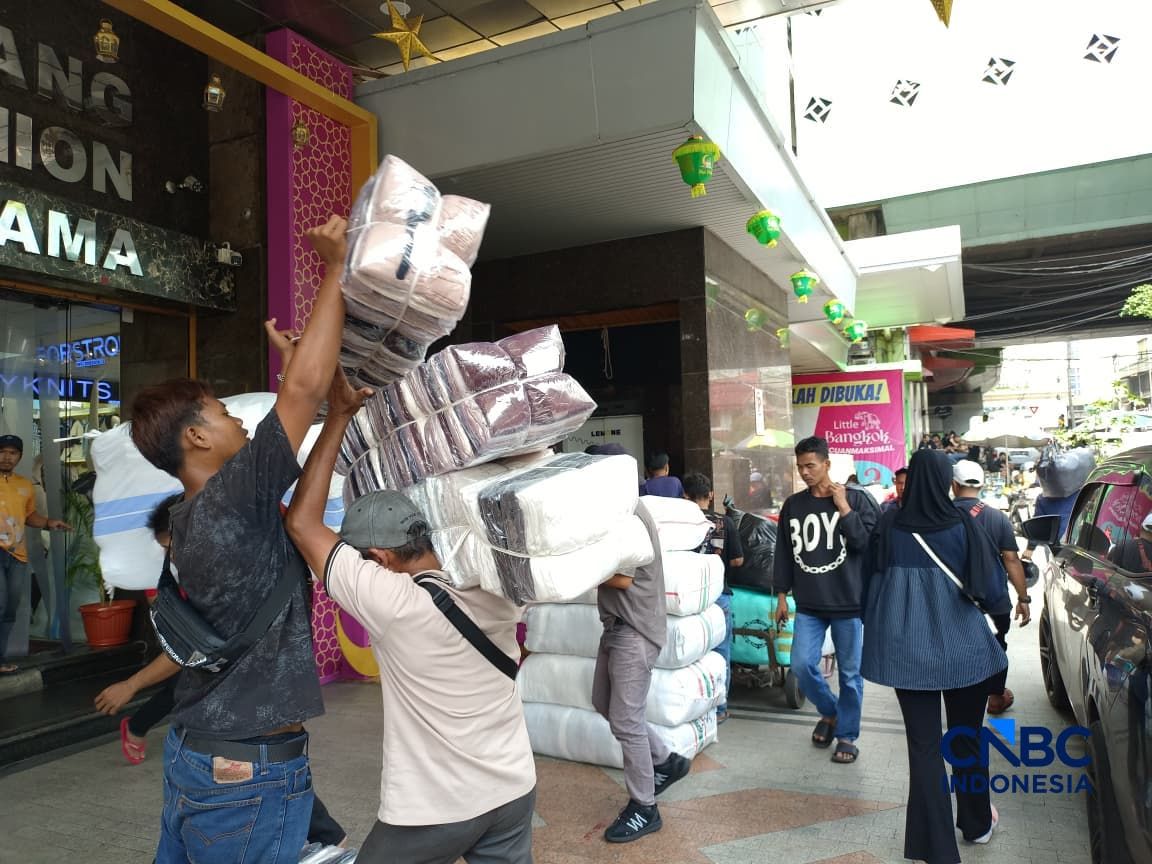 Pantauan kondisi Pasar Tanah Abang H-10 Lebaran, Selasa (10/3/2026). (CNBC Indonesia/Martyasari Rizky)