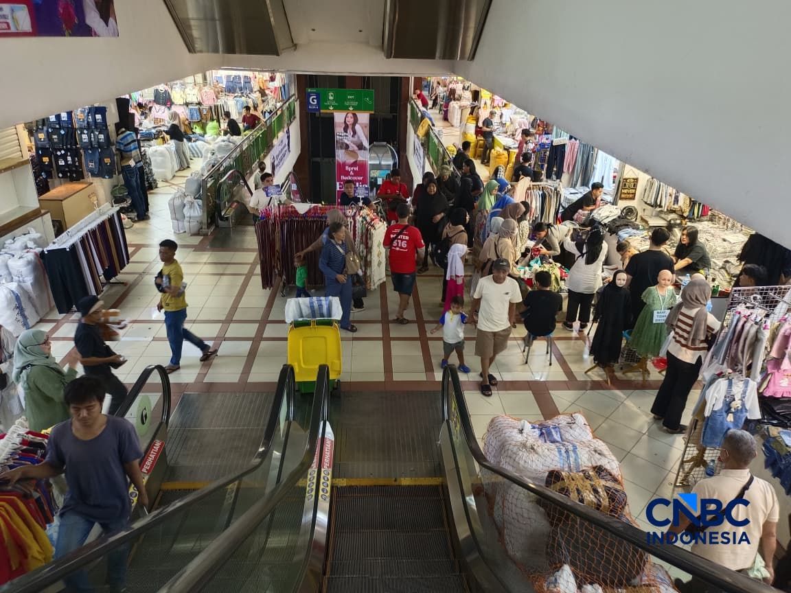 Pantauan kondisi Pasar Tanah Abang H-10 Lebaran, Selasa (10/3/2026). (CNBC Indonesia/Martyasari Rizky)