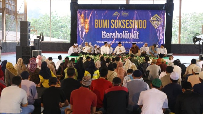 Pelaksanaan Bumi Suksesindo Bersholawat di Banyuwangi.