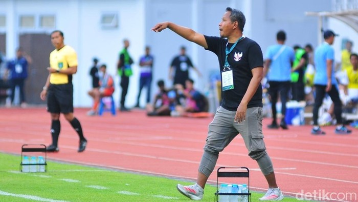 Pelatih PSIS, Andri Ramawi dalam laga Championship 2025/2026.