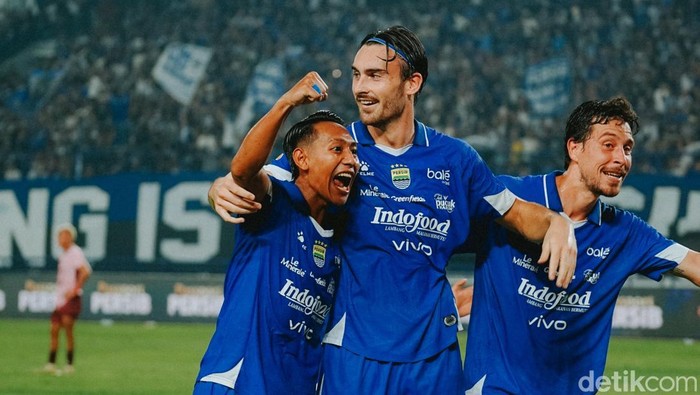 Pemain Persib Beckham Putra, Andrew Jung dan Thom Haye merayakan gol ke gawang Persik Kediri di Stadion GBLA, Kota Bandung