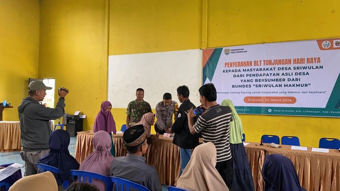 Pembagian THR untuk warga Desa Sriwulan, Kendal, di tahun 2025.