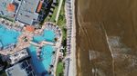 Pembersihan Sargassum di Pantai Playa del Carmen