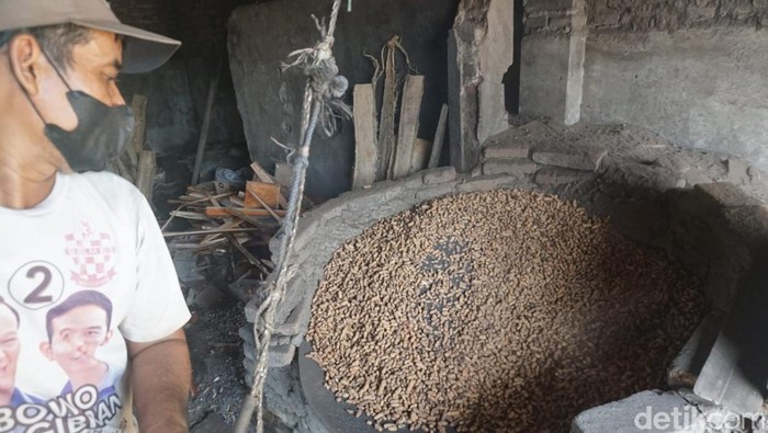 Pembuatan Kacang Goreng Pasir di Jombang