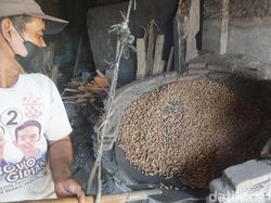 Sejak 1990, Kacang Goreng Pasir Jombang Laris Manis Jelang Lebaran