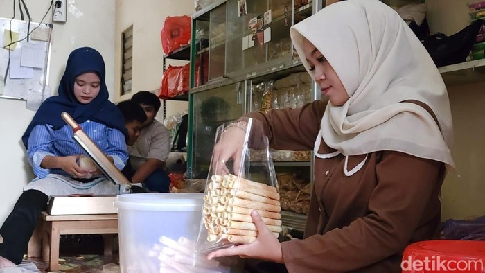 Pembuatan kue kering jenis gapit