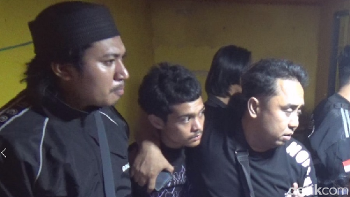 Pemuda (tengah) yang menyekap dan menganiaya pacarnya di Bone ditangkap.