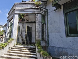 Duh, Ada Bagian Keraton Solo yang Tak Terawat, Semak-Lumut Tumbuh Subur