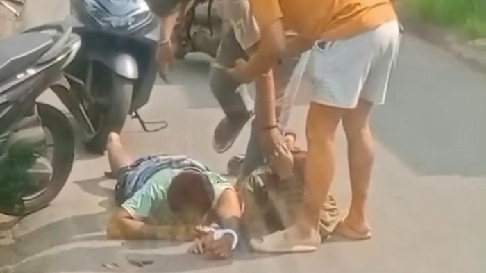 Penangkapan pelaku oleh anggota polisi