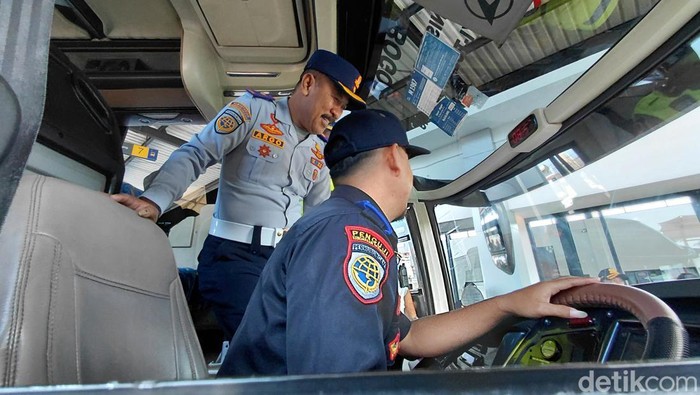 Pengecekan kelaikan armada bus di Terminal Guntur Malati Garut jelang arus mudik Lebaran 2026.