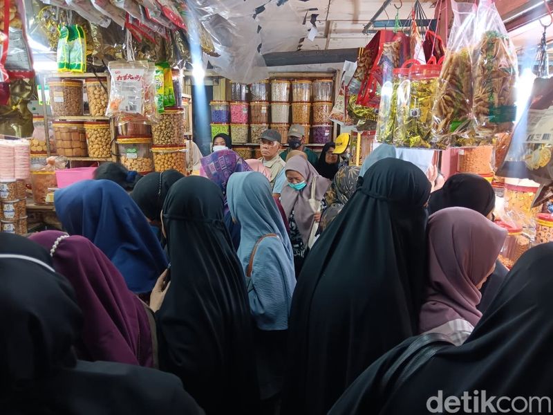 Penjualan Kue Lebaran di Jatinegara