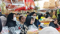 Gila Ramainya, Beli Kue Lebaran di Pasar Jatinegara Sampai Antre 2 Jam!