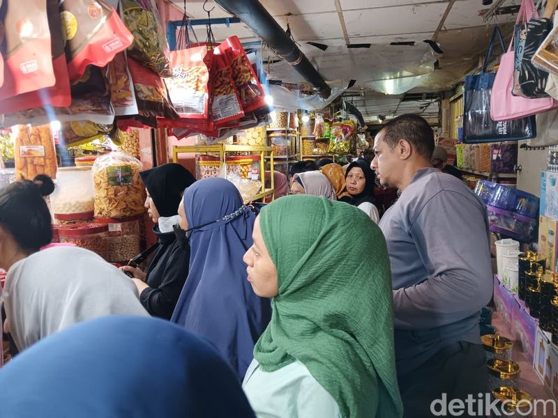 Penjualan Kue Lebaran di Jatinegara