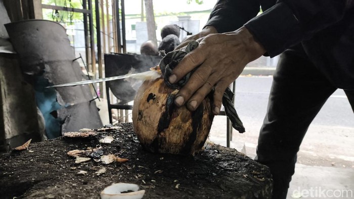 Penyajian kelapa bakar