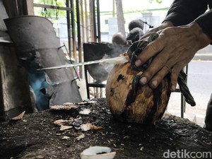 Kelapa Bakar di Bandung: Cara Membuat, Harga, dan Khasiatnya